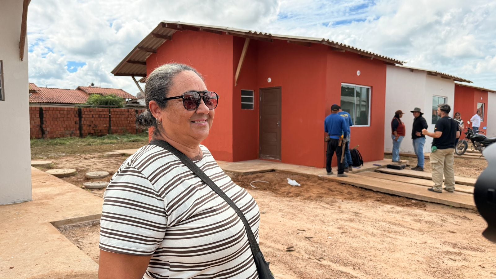 “Deus que me deu”, diz beneficiada ao planejar futuro em casa nova na Cidade do Povo