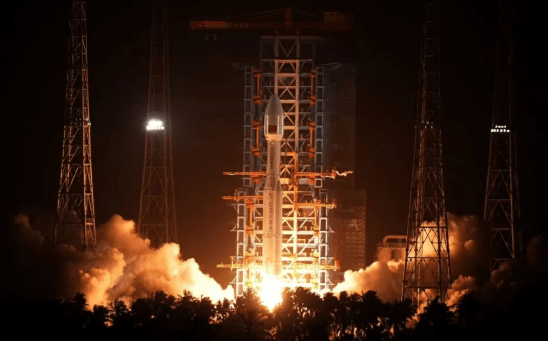 China despeja 20 novos satélites de internet com sucesso no espaço