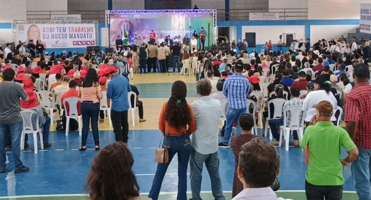 Cláudia de Jesus celebra entrega de títulos de terra a famílias em Ji-Paraná