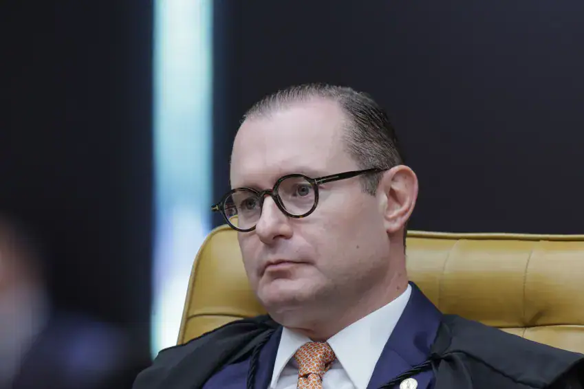 Zanin condena médico por trote que mandava calouras “não recusarem coito”