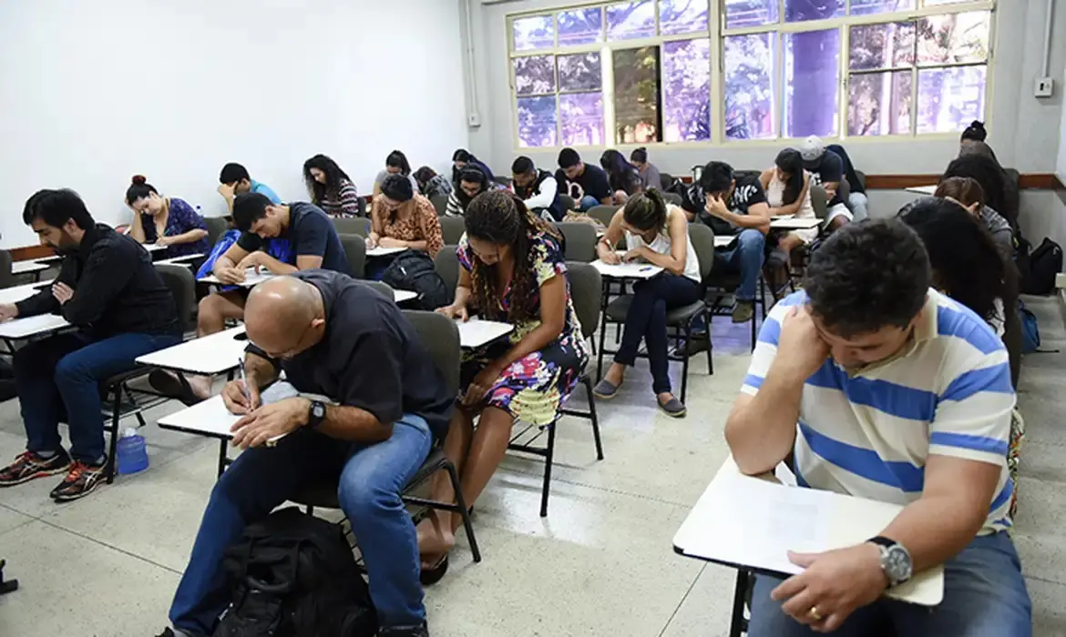 Prefeitura regulamenta programa de estágio com bolsa de R$ 400 para jovens e foco no primeiro emprego