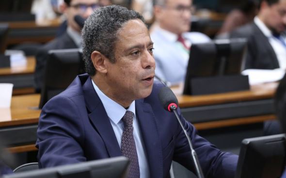 Projeto prevê salário mínimo para estagiários e cria sistema de cotas