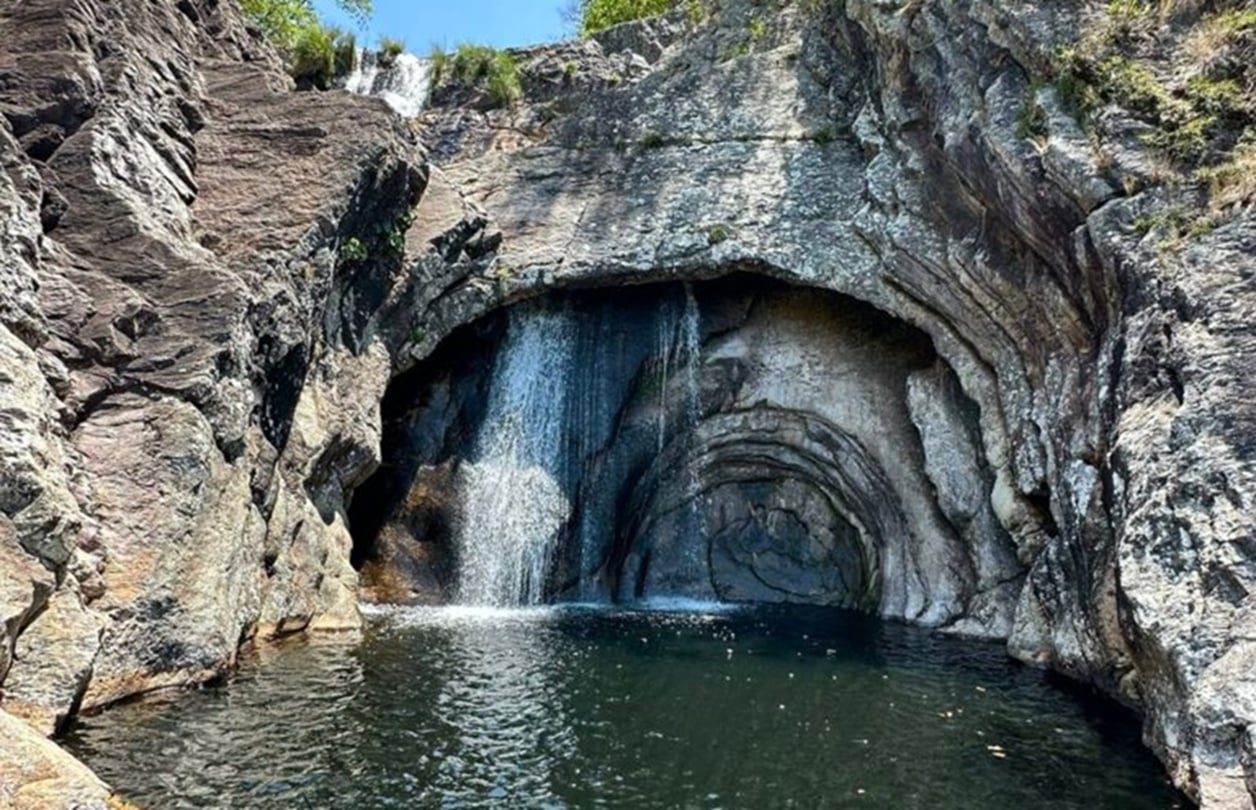 Cachoeira em Goiás em formato caracol impressiona todos; fotos