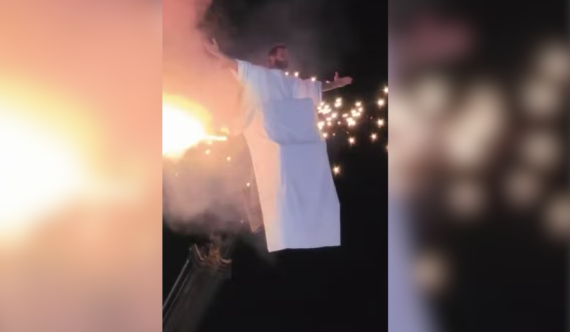 roupa de Henri Castelli pega fogo durante ‘A Paixão de Cristo’