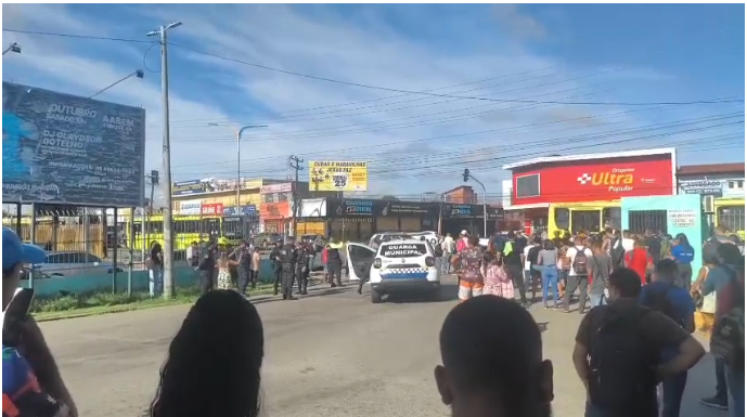 Manifestação bloqueia circulação de ônibus no Terminal da Cohab