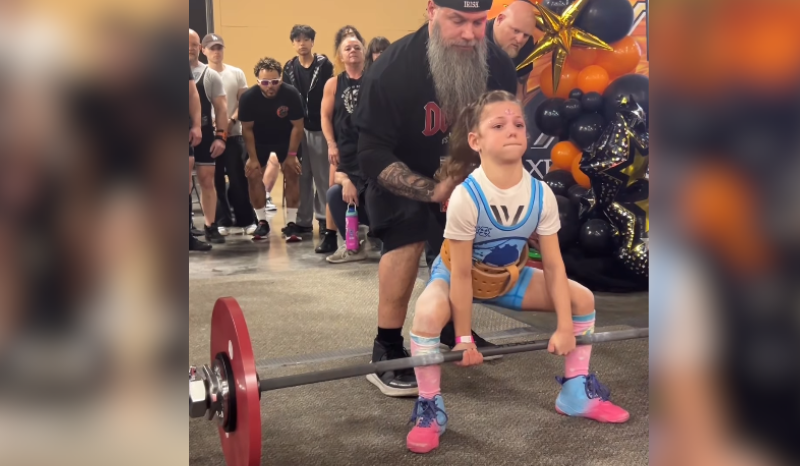 menina de 9 anos levanta quase 82 kg e viraliza nas redes sociais