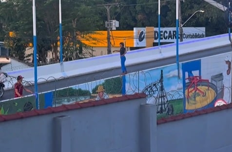 Mulher é flagrada caminhando sobre mureta do Elevado Mamédio Bittar, em Rio Branco