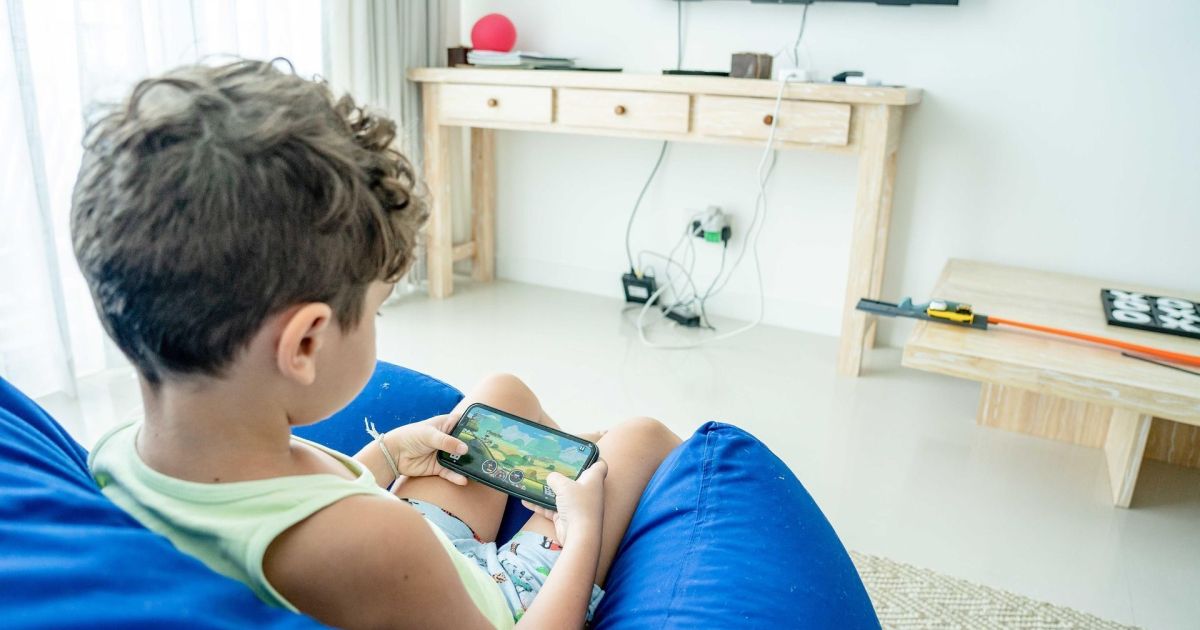 Autoplay e feed infinito: o que o ECA Digital proíbe e por quê