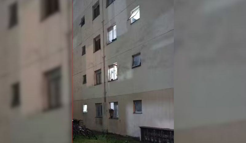 Mãe se joga do 2º andar de prédio com filha para fugir de agressão em SP
