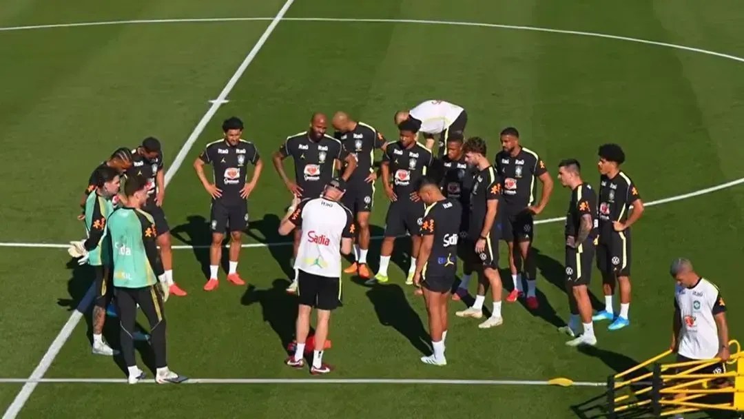 Seleção Brasileira treina com 10 desfalques, estreantes e cortes; veja