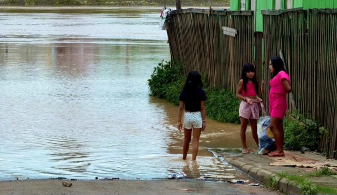 Rio Acre ultrapassa cota e Defesa Civil deve iniciar retirada de famílias