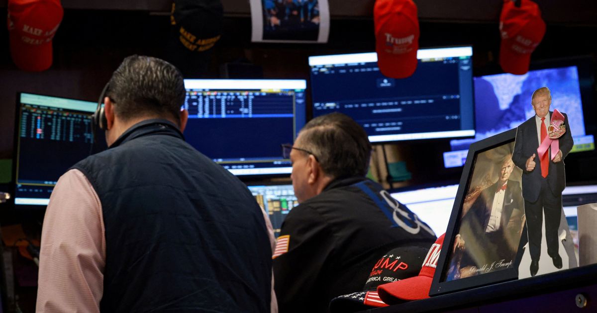 Wall Street dispara após Trump adiar ataques a bases energéticas do Irã