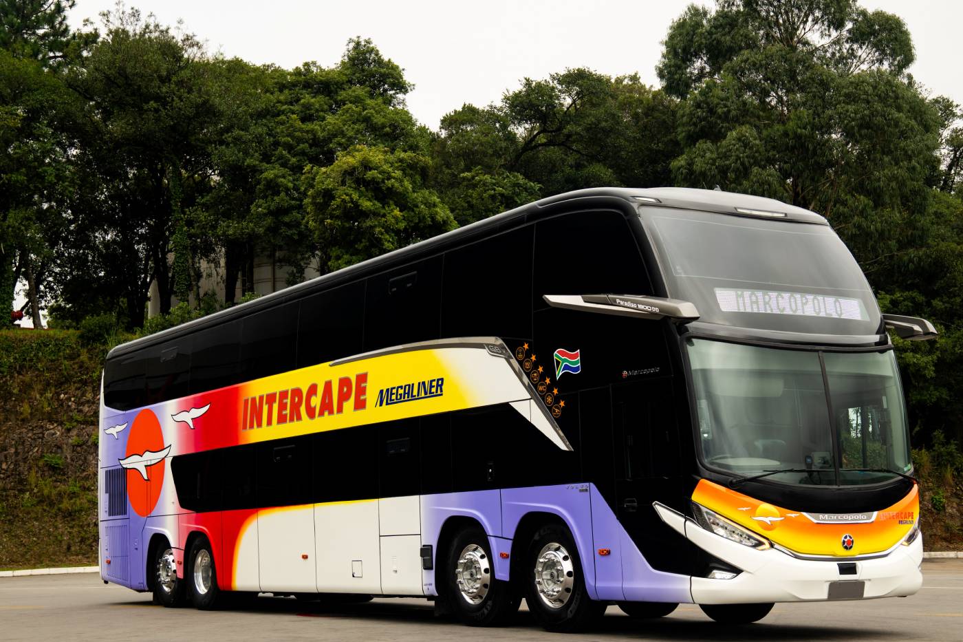 Marcopolo lança primeiro ônibus Double Decker de quatro eixos com direção à direita do mundo