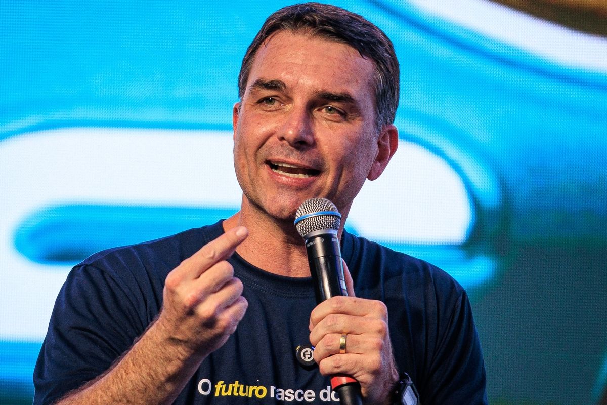 Ao lado de Tarcísio, Flávio diz que governador será presidente 'um dia'…