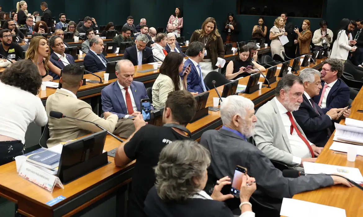 Votação sobre o fim da escala 6×1 é adiada na CCJ da Câmara