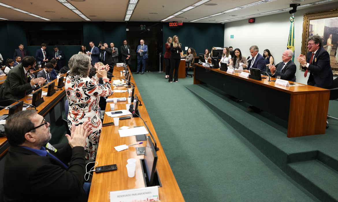CCJ da Câmara aprova admissibilidade das PECs do fim da escala 6×1