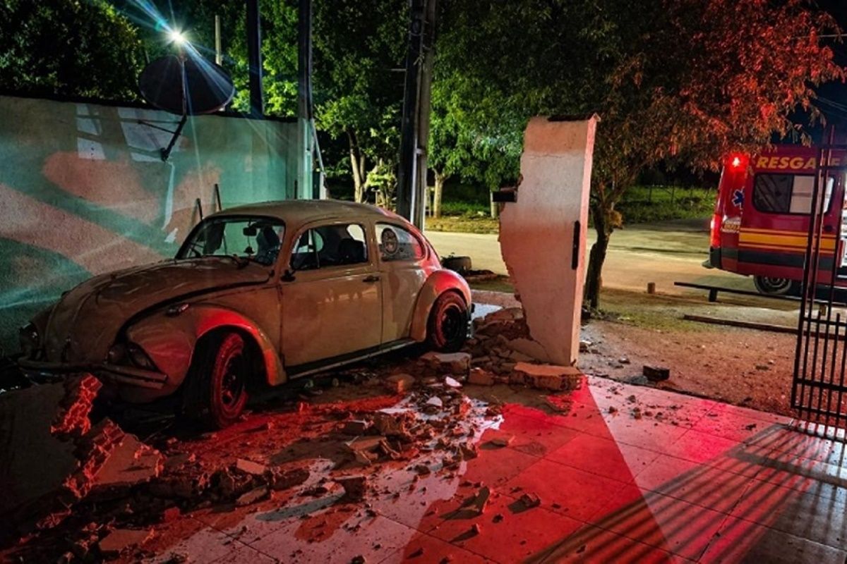 Fusca perde freio, invade residência e destrói muro em MT…