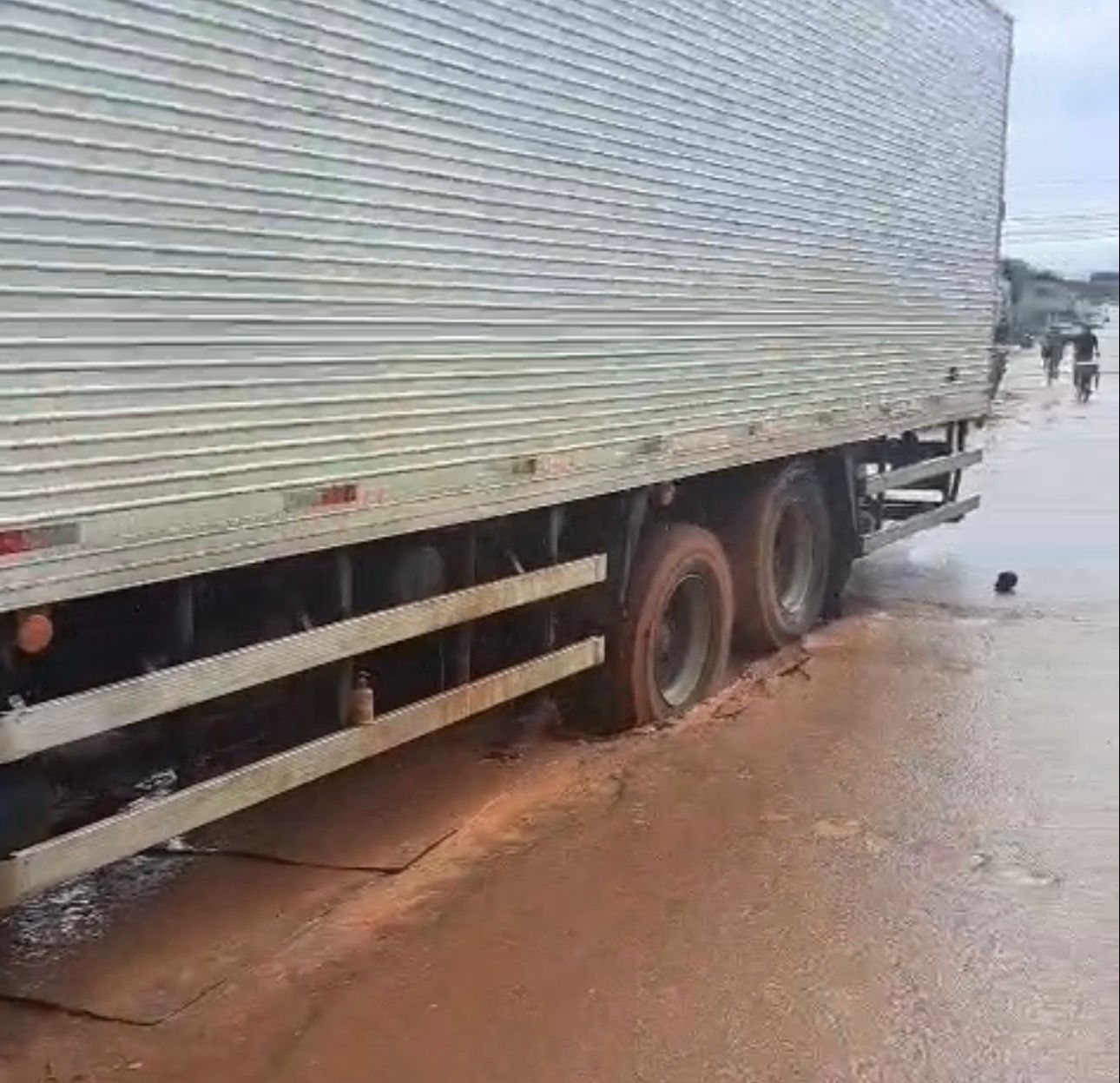 Caminhão atolado no Centro de Sena Madureira; veja