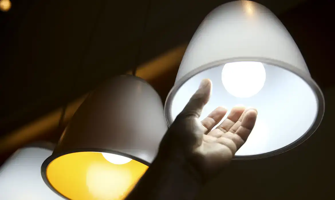 Aneel anuncia bandeira amarela para contas de luz no mês de maio