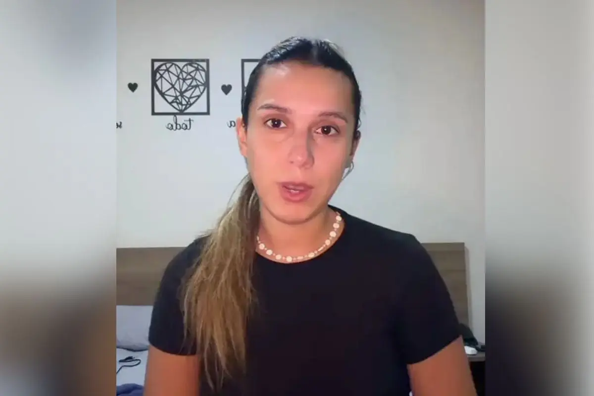 Argentina que fez gesto de macaco e foi detida no Rio volta ao país de origem