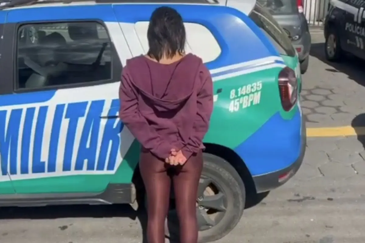 Filha é presa depois de esfaquear o pai pelas costas em Aparecida