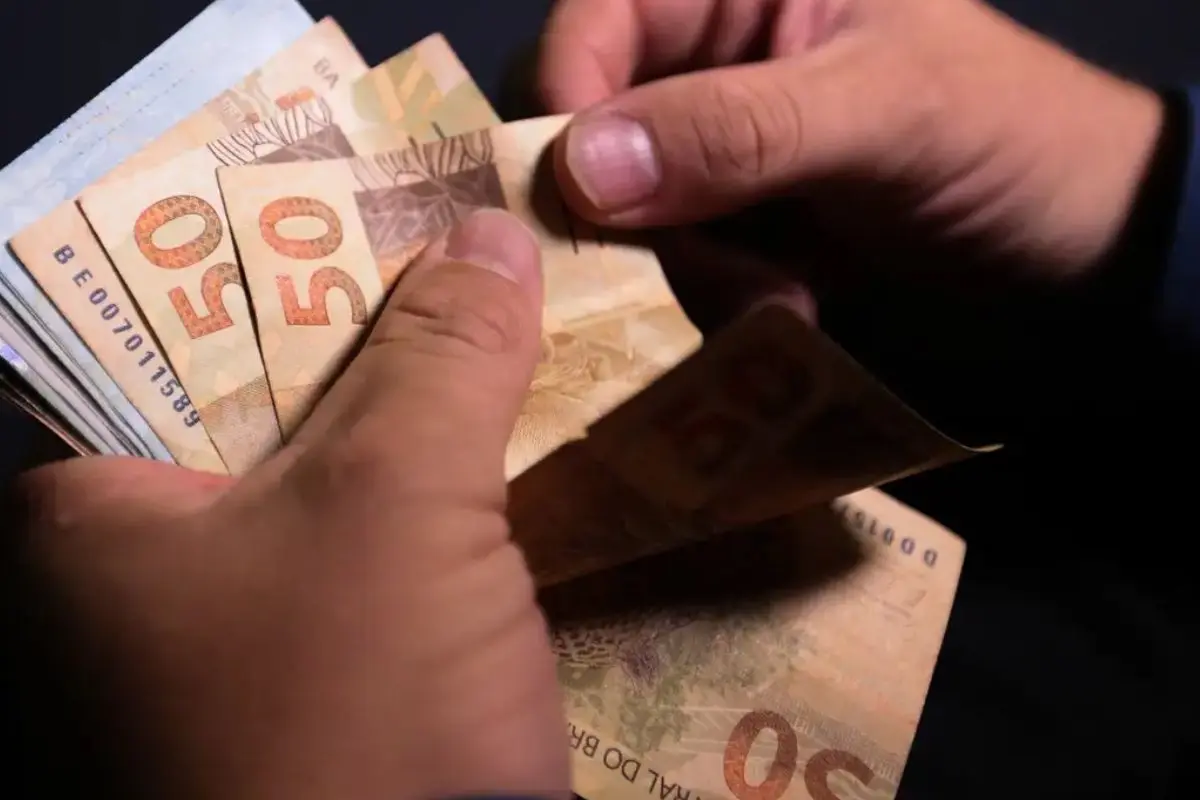 Governo revela projeção para salário mínimo em 2027; confira