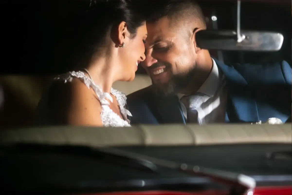 Noivo leva esposa ao casamento dentro de concha de escavadeira