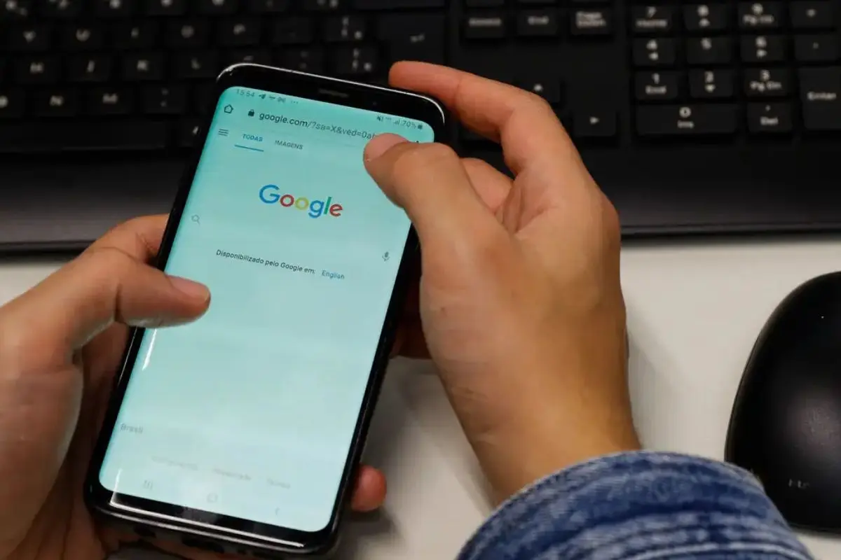 Google é acusado de usar de conteúdo jornalístico em buscas e IA