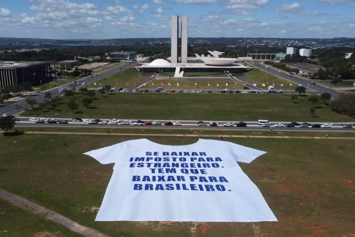 Manifestantes pedem para governo manter taxa das blusinhas