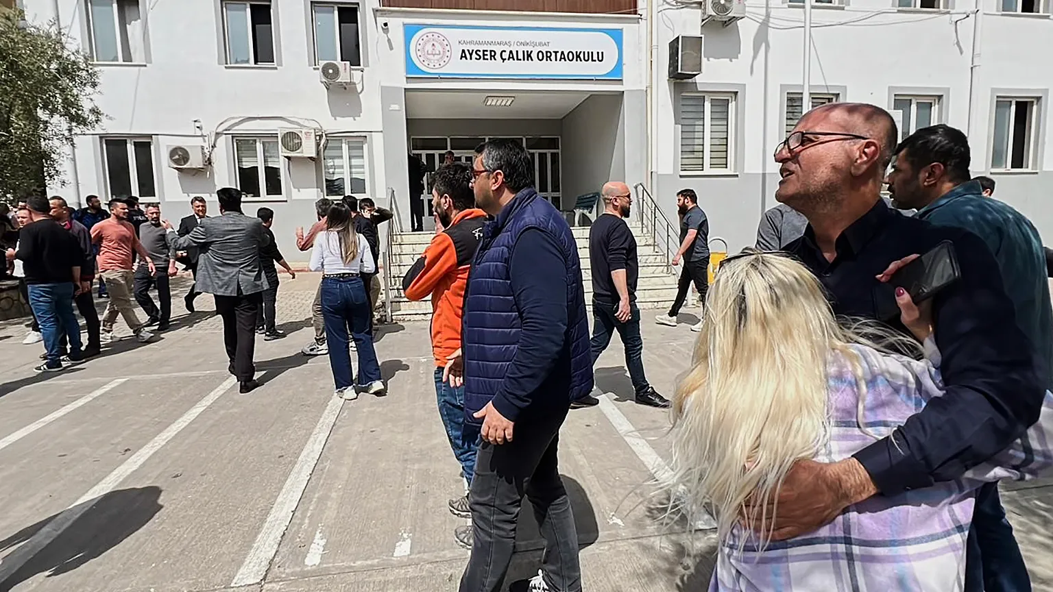 Dois tiroteios em escolas na Turquia em menos de 24 horas deixam mortos e feridos