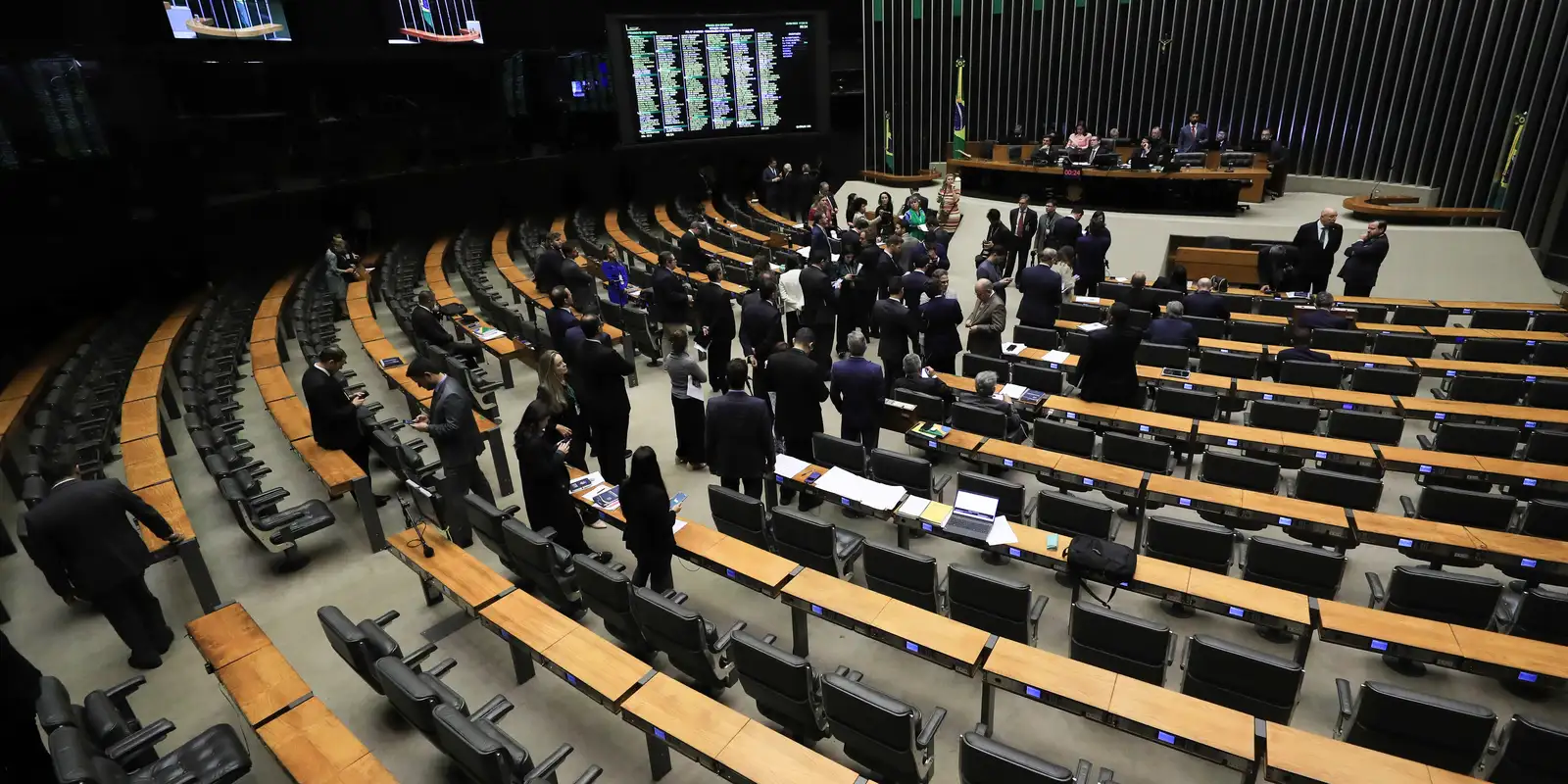 Gastos de deputados do Acre bancariam 2 mil famílias; veja