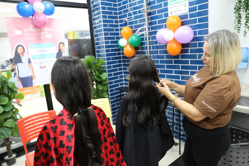Alunas doam mechas de cabelo para campanha que atende mulheres com câncer em Boa Vista
