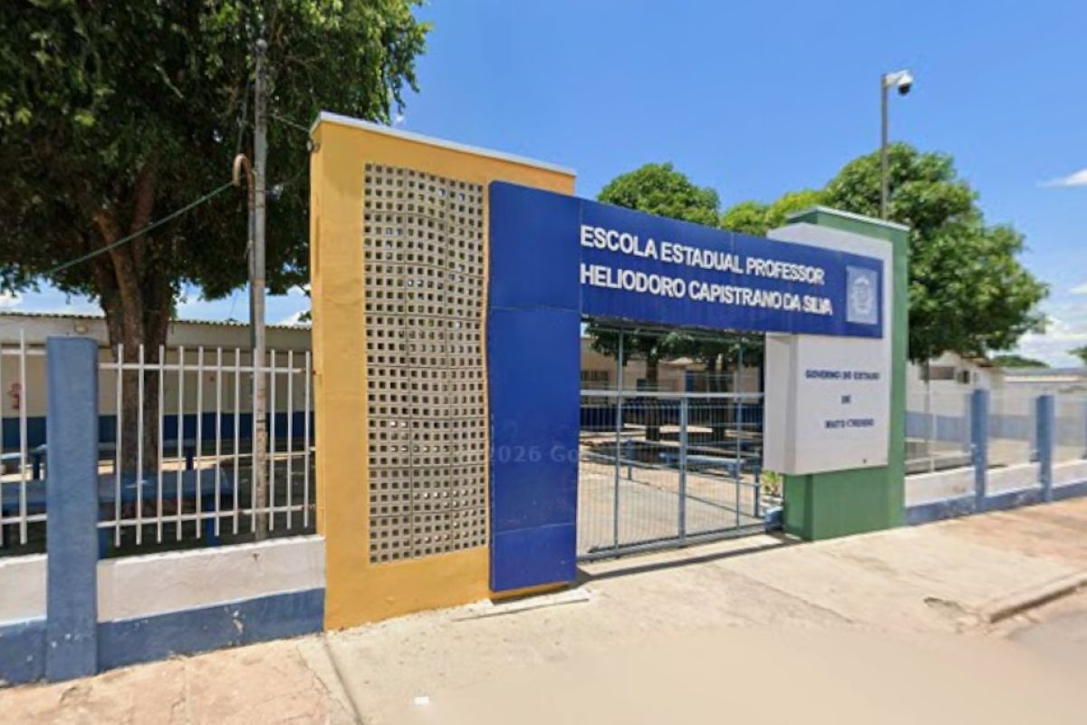 Alunos são flagrados com facas e canivete em escola de Cuiabá…