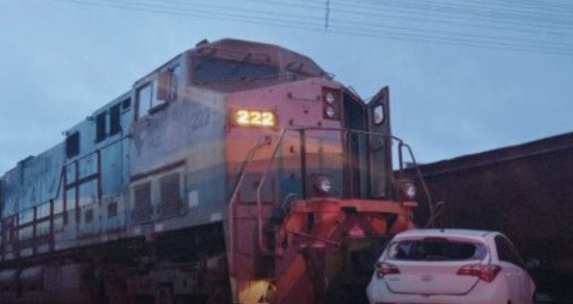 Carro é atingido por trem após ficar parado sobre trilhos em Parauapebas