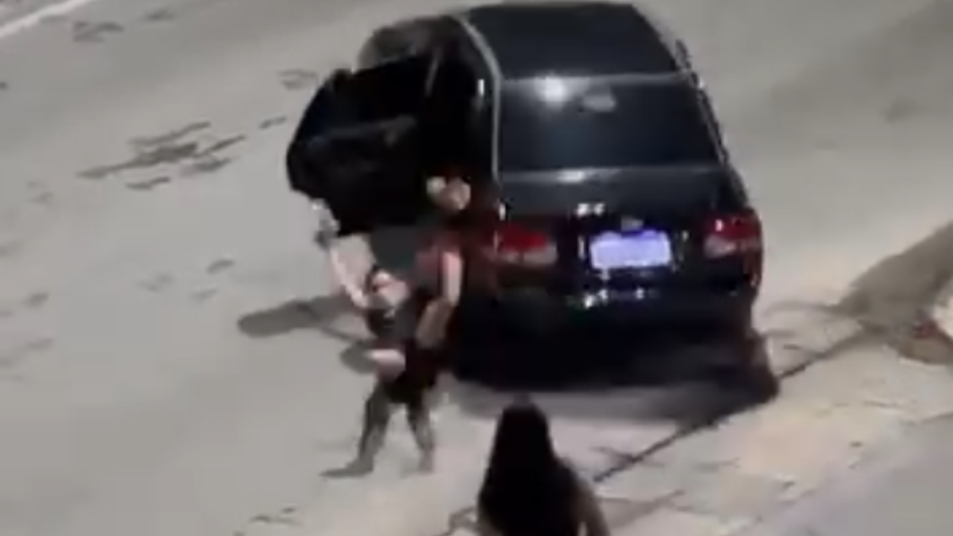 Vídeo: homem se atrapalha ao assaltar mulher em São Luís