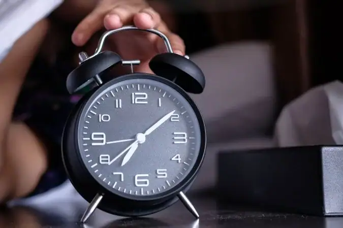 Por que você acorda antes do despertador? Entenda o que acontece