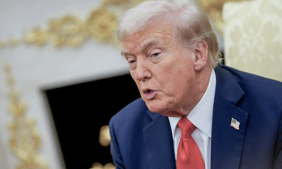 Trump acusa Irã de violar cessar-fogo após disparos no Estreito de Ormuz