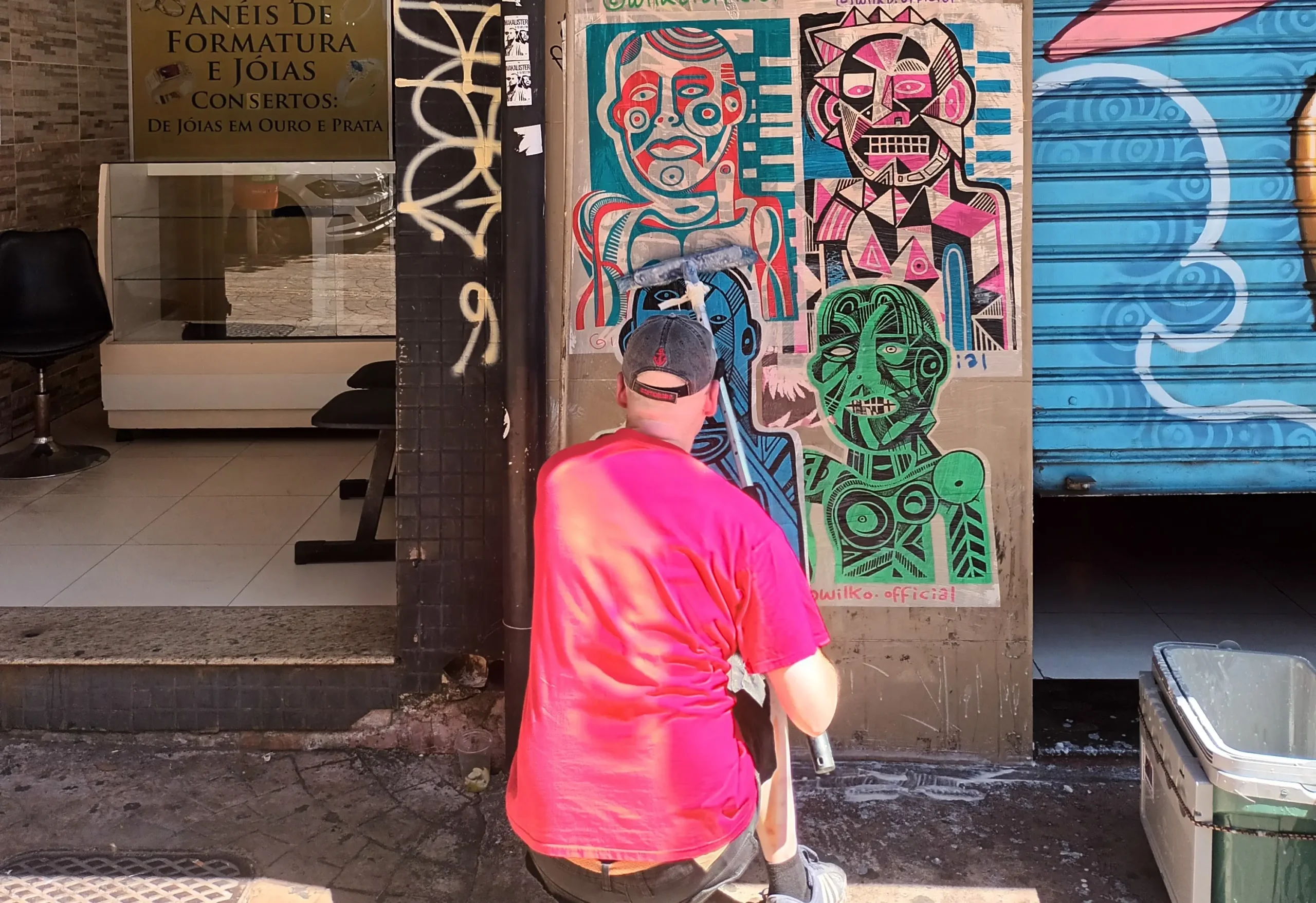 Artista inglês Wilko estreia no Brasil com exposição de lambe-lambe