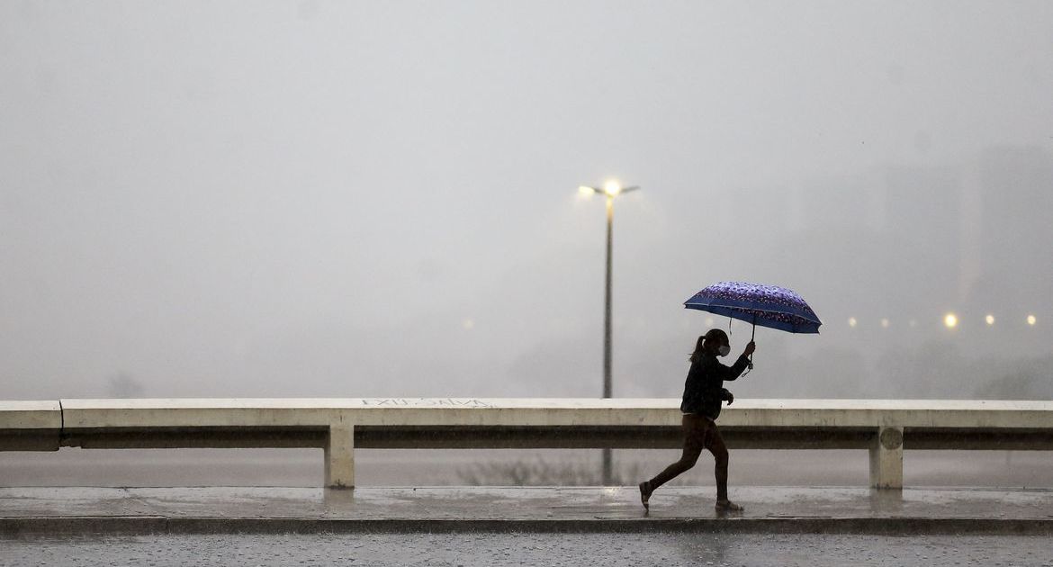 Inmet alerta para chuvas intensas em quase todo o Brasil