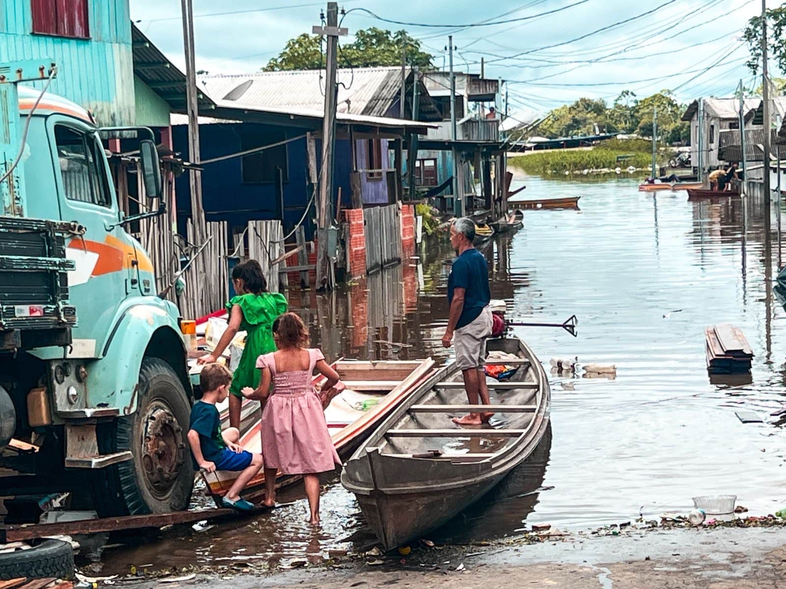 Em bairros alagados, moradores mantêm rotina apesar da cheia do Juruá