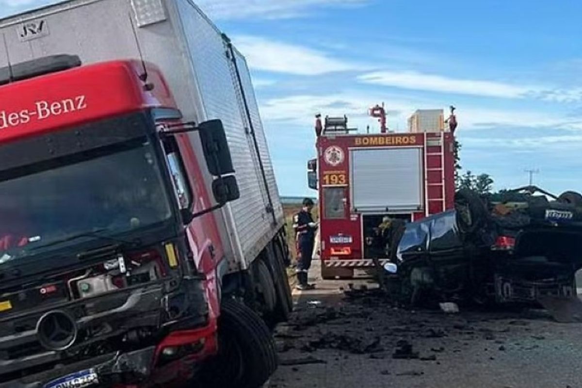 Acidente entre carreta, caminhão e carro deixa um morto na BR-070…