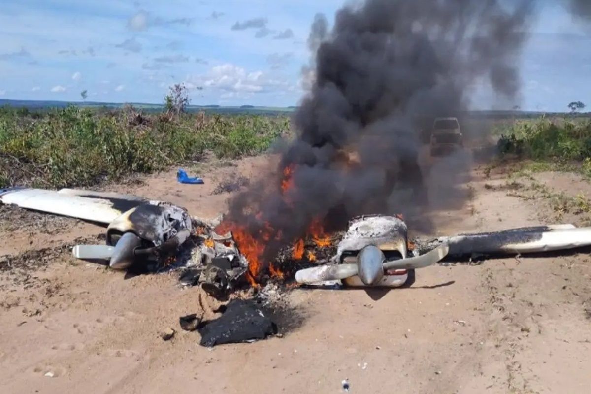 Avião de pequeno porte cai e explode em estrada rural de MT…