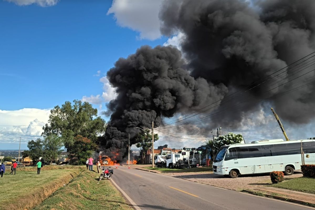 Fogo intenso destrói ônibus de frigorífico em MT; veja vídeo …