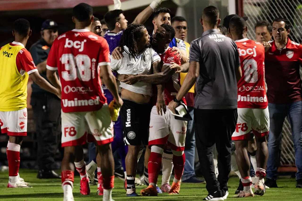 Jogadores do Operário-PR se envolvem em confusão com torcedores do Vila Nova; atacante denuncia racismo