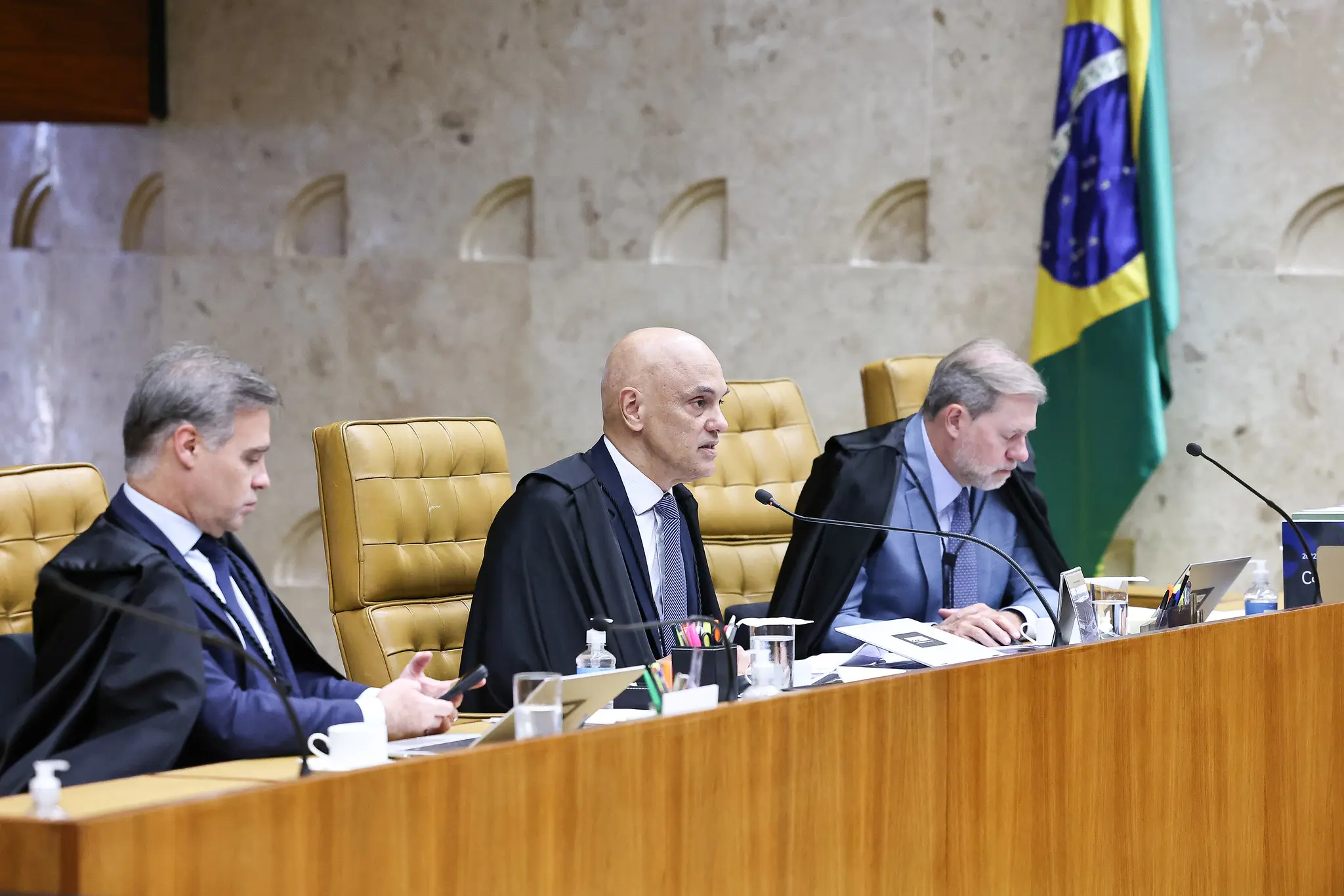 Ala do STF vê aliança entre Moraes e Alcolumbre contra Messias