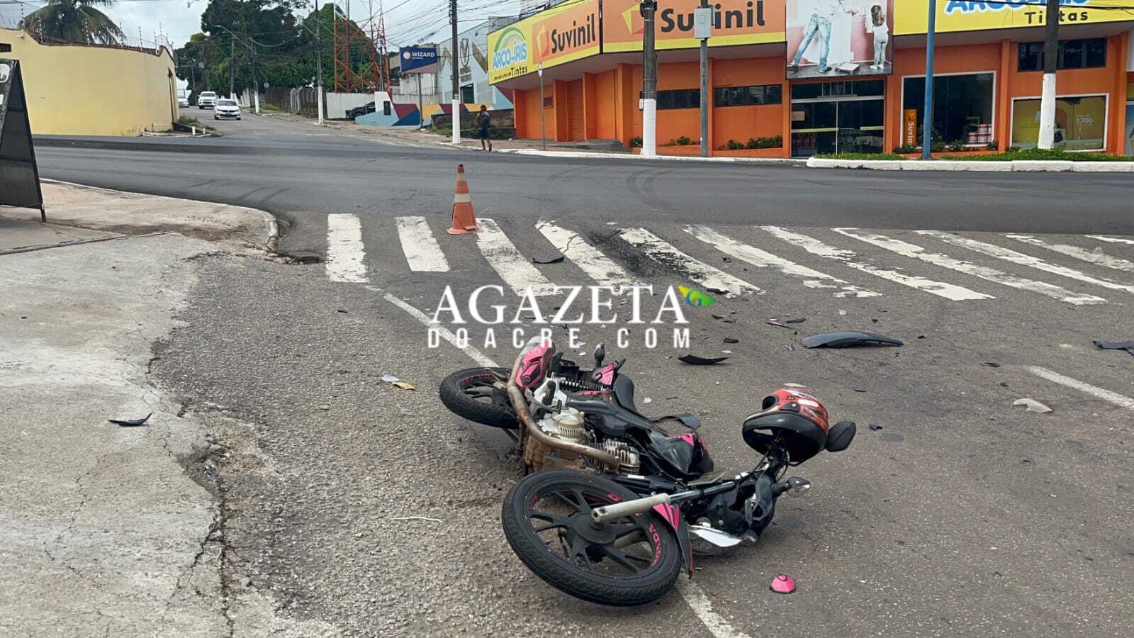 Conversão proibida provoca acidente e deixa motociclista ferido na Avenida Ceará