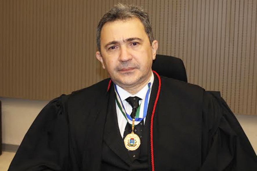 Desembargador cita constrangimento e pede retorno ao cargo