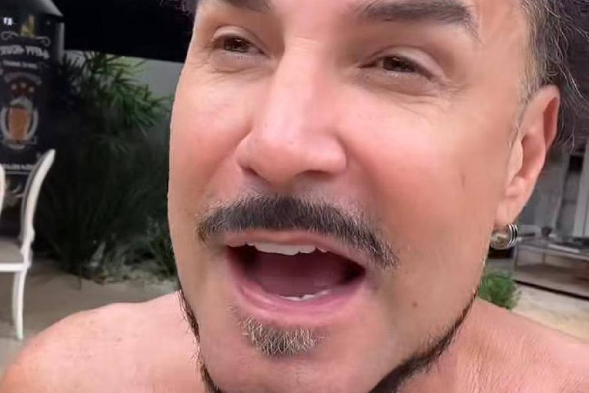Latino aparece irreconhecível, e fãs o comparam a Cauby Peixoto…