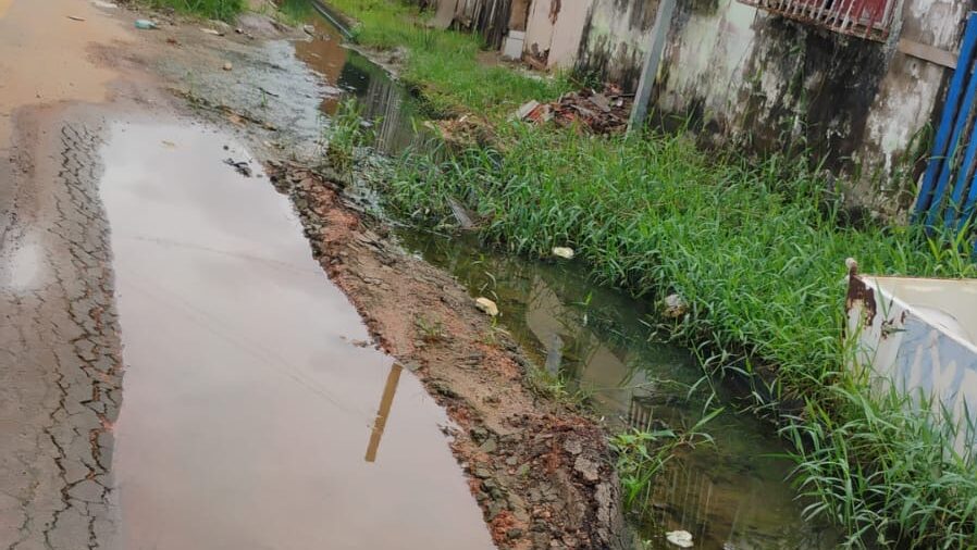 Moradores do Aroeira denunciam esgoto a céu aberto em rua sem resposta da prefeitura