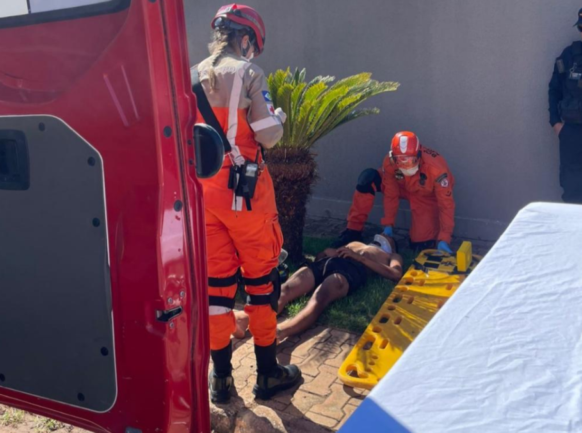 Bombeiros socorrem jovem de 18 anos que caiu de motocicleta